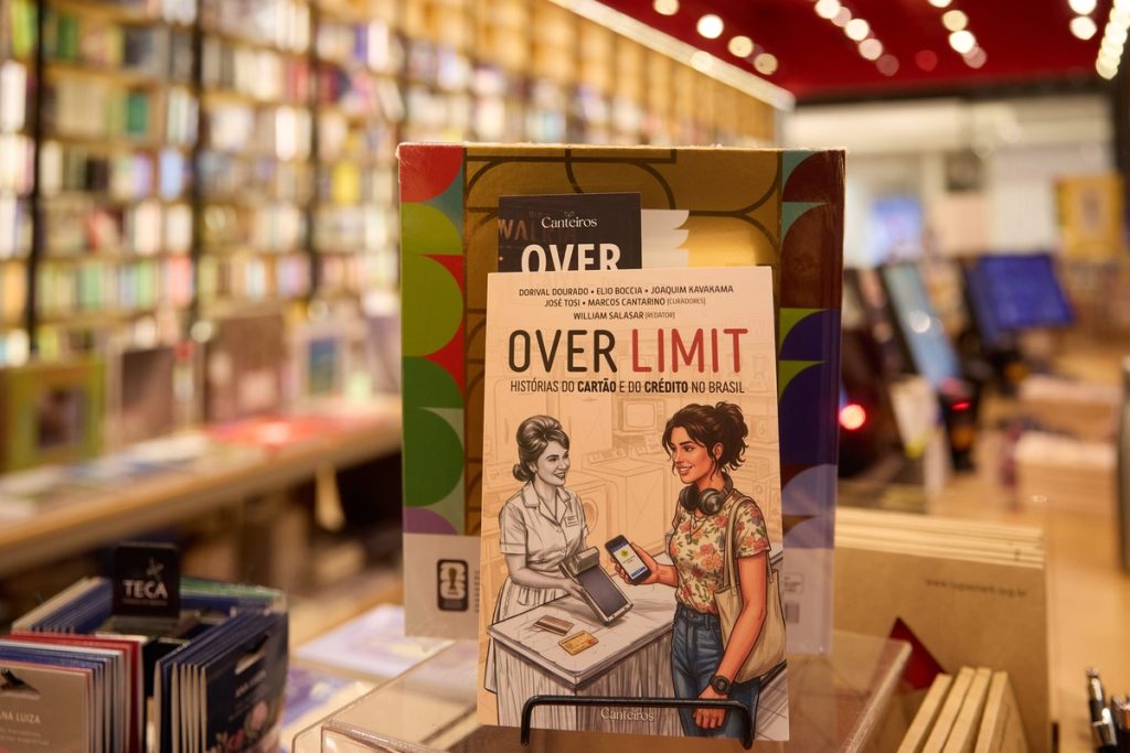 Livro resgata sete décadas de crédito e cartões no Brasil