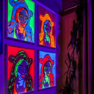 Bia Ferrer apresenta exposição de stencil neon em São Paulo