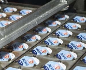 Danone destina alimentos para mais de 360 mil pessoas e usa tecnologia para reduzir desperdício na produção