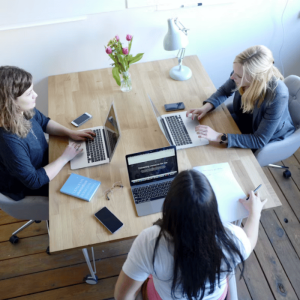 Home office recua e presencial predomina, aponta IBGE