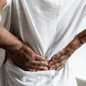 Cirurgia de coluna a laser trata hérnia sem cortes