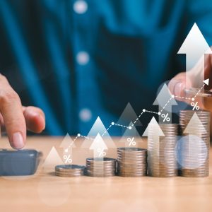 Juros altos barram o avanço de 59% das PMEs, aponta Omie