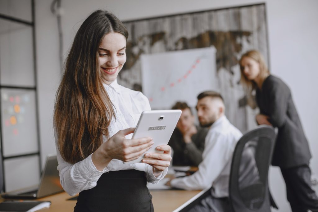IA avança nas empresas brasileiras, uso em RH ainda é baixo