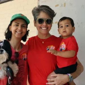 Pais levam filhos a seções eleitorais para ensinar democracia