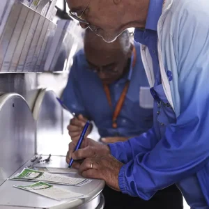 Mega-Sena acumula; prêmio pode chegar a R$ 185 milhões na terça-feira
