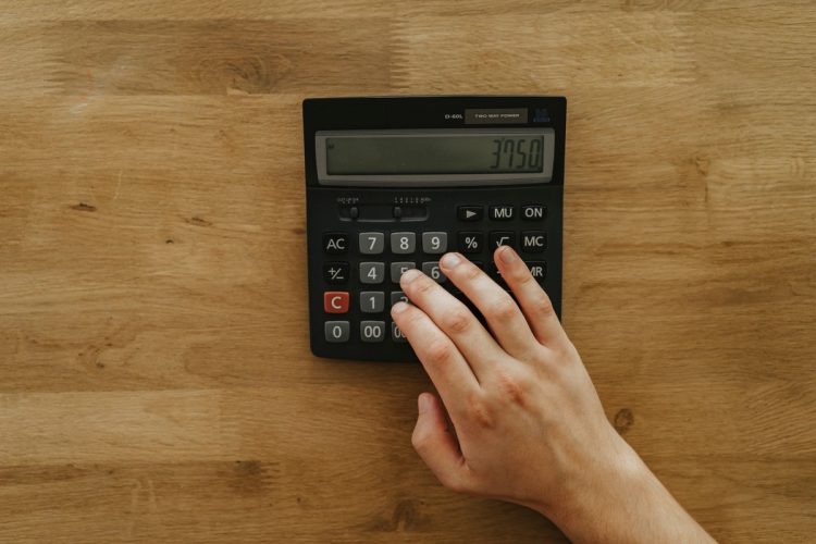 Sair das dívidas: especialista explica o primeiro passo