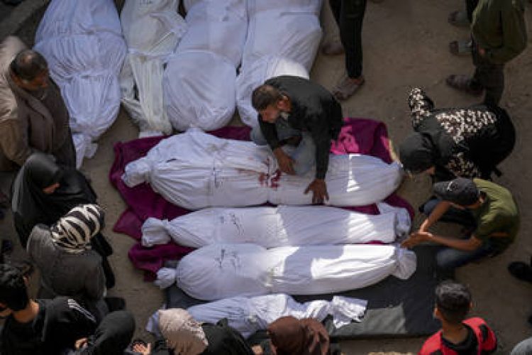 PSE - ISRAEL/HAMAS/GUERRA/GAZA/ATAQUE - INTERNACIONAL - Pessoas em luto se reúnem ao redor dos corpos de palestinos que foram mortos no   mais recente ataque aéreo do exército israelense contra a Faixa de Gaza, nesta   terça-feira, 18 de março de 2025.  O ataque lançado por Israel na madrugada desta   terça-feira, 18, matou ao menos 235 pessoas, segundo hospitais do território   palestino. O bombardeio ameaça colocar fim ao cessar-fogo entre o grupo Hamas e   Israel que está em vigor há quase dois meses.   18/03/2025 - Foto: ABDEL KAREEM HANA/ASSOCIATED PRESS/ESTADÃO CONTEÚDO