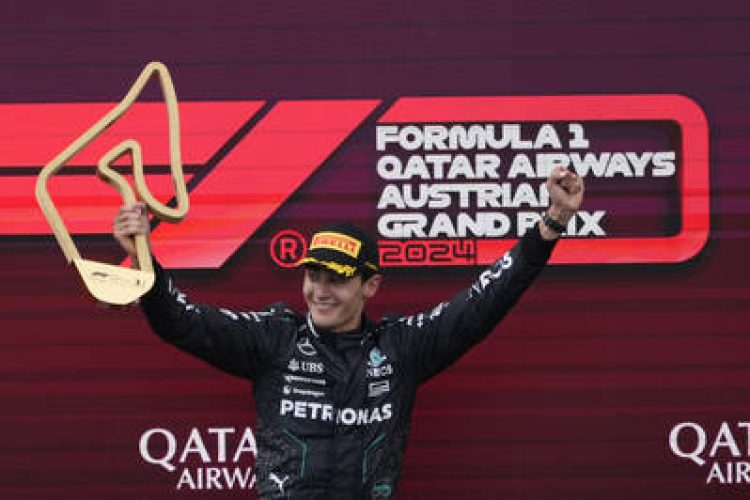 AUT - FÓRMULA 1/RUSSEL/GP DA ÁUSTRIA - ESPORTES - O piloto britânico George Russell, da Mercedes, vence o Grande Prêmio da Áustria   de Fórmula 1, no Autódromo Red Bull Ring, em Spielberg, na Áustria, neste domingo,   30 de junho de 2024. Em uma batalha intensa pela liderança, Max Verstappen impediu   a ultrapassagem de Lando Norris, e os carros acabaram colidindo. George Russell   conseguiu quebrar um longo hiato da Mercedes, que não vencia desde 2022, quando o   britânico venceu o GP do Brasil.   30/06/2024 - Foto: DARKO BANDIC/ASSOCIATED PRESS/ESTADÃO CONTEÚDO