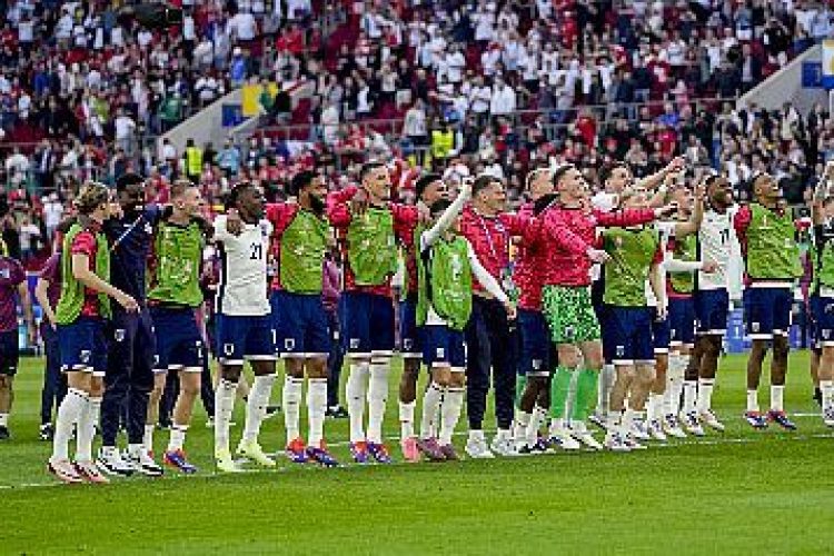 DEU - FUTEBOL/EUROCOPA/INGLATERRA X SUÍÇA - ESPORTES - Jogadores da Inglaterra comemoram a vitória ao fim da partida contra a Suíça, válida pelas quartas de final do   torneio de futebol Eurocopa UEFA 2024, disputada na Esprit Arena, em Duesseldorf, na Alemanha, neste sábado, 6 de   julho de 2024. O jogo terminou empatado em 1-1 no tempo regulamentar e a Inglaterra venceu por 5-3 na disputa por   pênaltis.   06/07/2024 - Foto: DARKO VOJINOVIC/ASSOCIATED PRESS/ESTADÃO CONTEÚDO