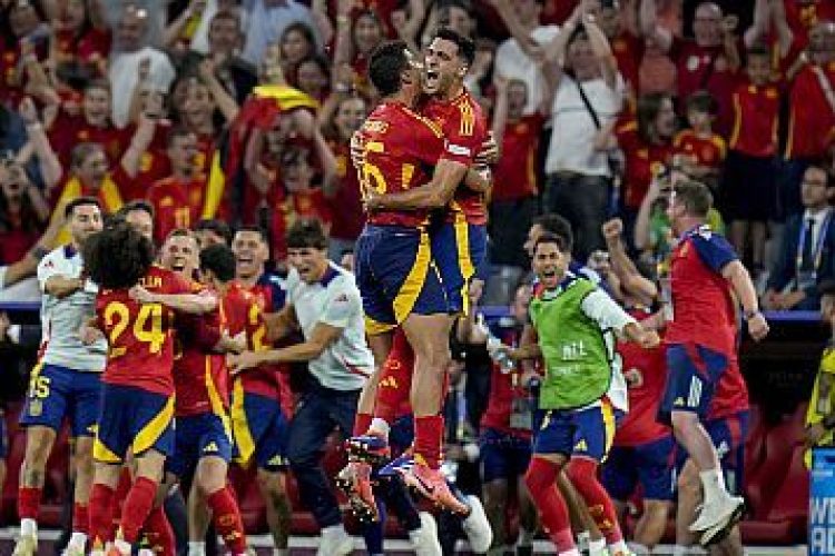 DEU - FUTEBOL/EUROCOPA/ESPANHA X FRANÇA - ESPORTES - Jogadores da Espanha comemoram vitória diante da França, ao fim da partida válida pela semifinal do Torneio de   Futebol Eurocopa UEFA 2024, disputada na Allianz Arena, em Munique, na Alemanha, nesta terça-feira, 09 de julho de   2024. A Espanha venceu por 2-1.   09/07/2024 - Foto: HASSAN AMMAR/ASSOCIATED PRESS/ESTADÃO CONTEÚDO