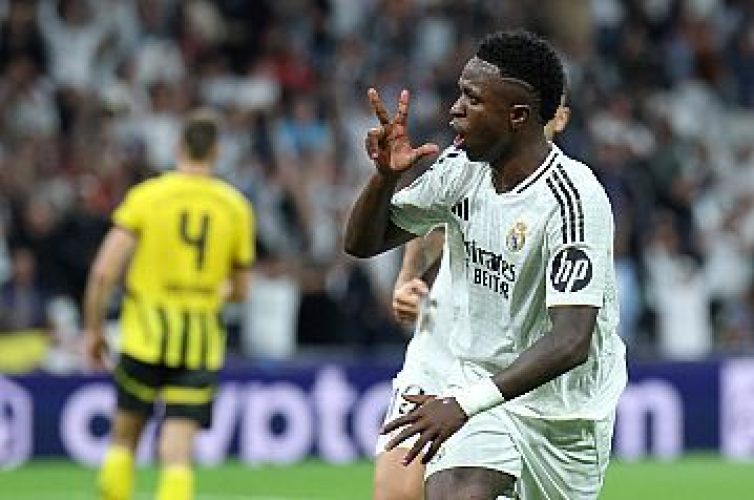 ESP - LIGA DOS CAMPEÕES/REAL MADRID X BORUSSIA DORTMUND - ESPORTES - O brasileiro Vinícius Júnior, do Real Madrid, comemora após marcar o seu terceiro gol na partida contra o Borussia   Dortmund válida pela 3ª rodada da Liga dos Campeões da UEFA, no Estádio Santiago Bernabéu, em Madri, na Espanha,   nesta terça-feira (22). O Real venceu, de virada, por 5 a 2.    22/10/2024 - Foto: THOMAS COEX/AGENCE FRANCE PRESSE/ESTADÃO CONTEÚDO