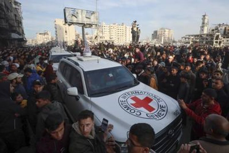 PSE - ISRAEL/HAMAS/CESSAR-FOGO/LIBERTAÇÃO/REFÉNS - INTERNACIONAL - Um comboio da Cruz Vermelha chega para recolher reféns israelenses liberados após   um acordo de cessar-fogo entre Israel e o Hamas, na Cidade de Gaza, neste domingo,   19 de janeiro de 2025.   Equipes da Cruz Vermelha receberam em uma praça da Faixa   de Gaza as três primeiras reféns libertadas pelo grupo terrorista Hamas neste   domingo, 19, conforme o acordo de cessar-fogo assinado com o governo de Israel.   São elas Romi Gonen, Emily Damari e Doron Steinbrecher. Ao todo, 33 reféns devem   ser libertados na primeira fase do acordo.   20/01/2025 - Foto: ABED HAJJAR/ASSOCIATED PRESS/ESTADÃO CONTEÚDO