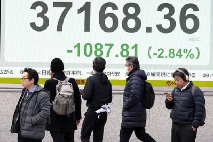 JPN - BOLSAS/ÁSIA  - INTERNACIONAL - Painel eletrônico de ações exibe o índice Nikkei do Japão em uma empresa de   valores mobiliários na cidade Tóquio, no Japão, nesta sexta-feira, 28 de fevereiro   de 2025. As bolsas asiáticas fecharam em forte baixa nesta sexta-feira, após o   presidente dos EUA, Donald Trump, confirmar que irá tarifar importações do México   e do Canadá na próxima semana e dobrar as tarifas a produtos chineses para 20%.   28/02/2025 - Foto: EUGENE HOSHIKO/ASSOCIATED PRESS/ESTADÃO CONTEÚDO
