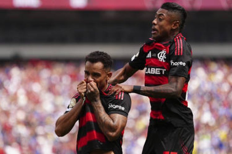 USA - FUTEBOL/MUNDIAL DE CLUBES/FLAMENGO X CHELSEA - ESPORTES - Danilo (e), do Flamengo, comemora com   Bruno Henrique após marcar seu gol   sobre o Chelsea durante partida válida   pelo Grupo D do Mundial de Clubes da   Fifa disputada no estádio Lincoln   Financial Field, na Filadélfia, estado   da Pensilvânia, nos Estados Unidos,   nesta sexta-feira, 20 de junho de 2025.        20/06/2025 - Foto: DERIK HAMILTON/ASSOCIATED PRESS/ESTADÃO CONTEÚDO