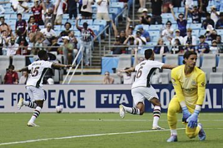 USA - FUTEBOL/MUNDIAL DE CLUBES/INTER DE MILÃO X FLUMINENSE - ESPORTES - Hércules (e), do Fluminense, comemora após marcar gol na partida contra a Inter de Milão válida pelas oitavas de   final do Mundial de Clubes, realizada no Bank of America Stadium, em Charlotte, nos Estados Unidos, nesta segunda-  feira, 30 de junho de 2025.  O Fluminense venceu por 2 a 0 e avançou às quartas de final.   30/06/2025 - Foto: NELL REDMOND/ASSOCIATED PRESS/ESTADÃO CONTEÚDO