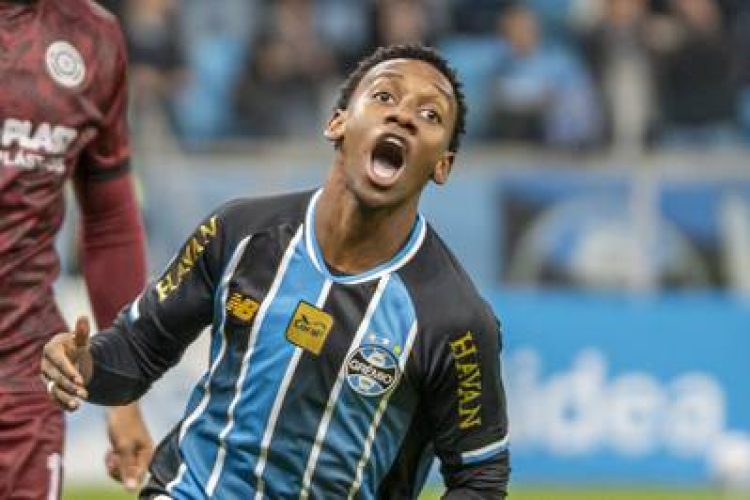 RS - FUTEBOL/COPA SUL-AMERICANA/GRÊMIO X MONTEVIDEO CITY TORQUE - ESPORTES - Gabriel Mec, do Grêmio, comemora seu   gol na partida com o Montevideo City   Torque válida pela 6ª rodada do Grupo F   da Copa Sul-Americana realizada na   Arena do Grêmio, em Porto Alegre (RS),   na noite desta terça-feira, 26 de maio   de 2026.   26/05/2026 - Foto: JORGE LANSARIN/ENQUADRAR/ESTADÃO CONTEÚDO