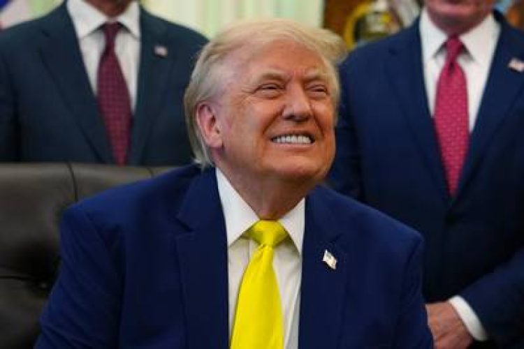 USA - EUA/TRUMP/CASA BRANCA  - INTERNACIONAL - O presidente dos Estados Unidos, Donald   Trump, durante um evento sobre carvão   no Salão Oval da Casa Branca, em   Washington (DC), nesta quinta-feira, 4   de junho de 2026. Ele planeja usar a   Lei de Produção de Defesa, de 1950,   para direcionar quase US$700 milhões   para ajudar a indústria carvoeira   americana a enviar o combustível para a   Ásia e as empresas de energia a queimá-  lo internamente.   04/06/2026 - Foto: JULIA DEMAREE NIKHINSON/ASSOCIATED PRESS/ESTADÃO CONTEÚDO