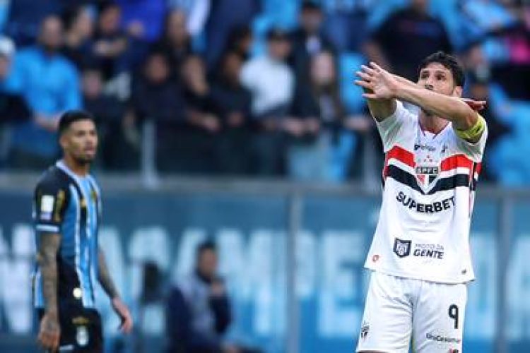 RS - FUTEBOL/BRASILEIRÃO/GRÊMIO X SÃO PAULO - ESPORTES - Calleri, do São Paulo, comemora seu gol   marcado sobre o Grêmio durante partida   válida pela 22ª rodada do Campeonato   Brasileiro, Série A, realizada na Arena   do Grêmio, em Porto Alegre (RS), na   tarde deste sábado, 8 de agosto de   2026.     08/08/2026 - Foto: EDU ANDRADE/FATOPRESS/ESTADÃO CONTEÚDO