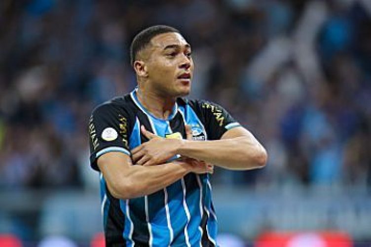 RS - COPA DO BRASIL/GRÊMIO X INTERNACIONAL - ESPORTES - Carlos Vinícius, do Grêmio, comemora após marcar o seu primeiro gol na partida de volta das  quartas de final da   Copa do Brasil 2026 entre Grêmio e Internacional, na Arena do Grêmio, em Porto Alegre, na noite desta quinta-feira,   3.     03/09/2026 - Foto: WILLIAN ABI/PERA PHOTO PRESS/ESTADÃO CONTEÚDO