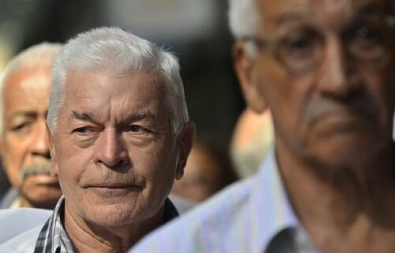 Aeronautas, aeroviários aposentados, e pensionistas do Fundo Aerus, que reúne ex-trabalhadores das extintas Varig e Transbrasil, protestam na Advocacia Geral da União (Fernando Frazão/Agência Brasil)
