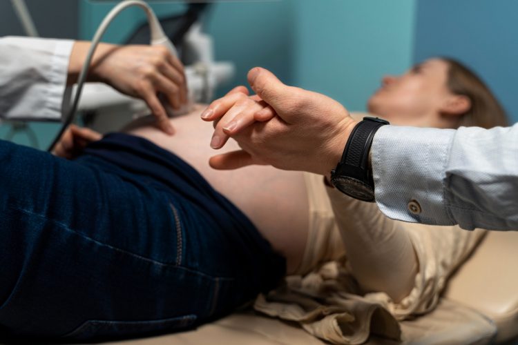 Cirurgia fetal reduz sequelas de mielomeningocele