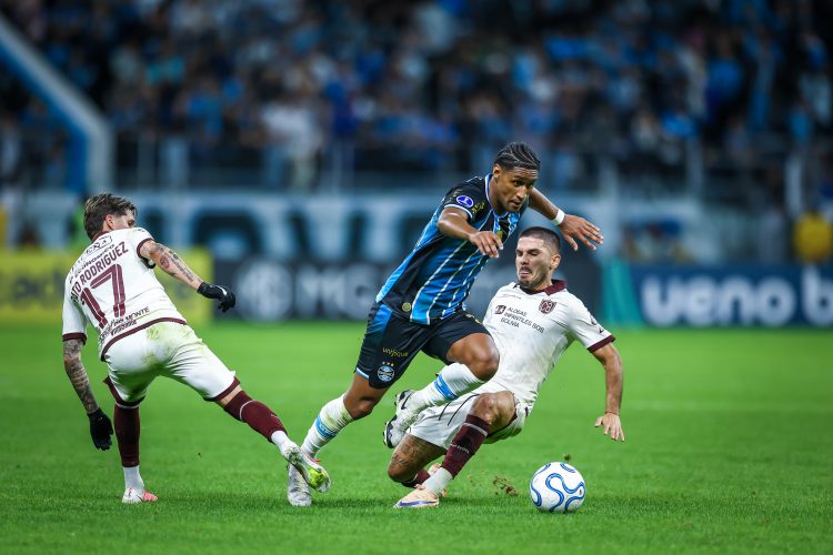 RS - FUTEBOL/CONMEBOL SULAMERICANA 2026 /GREMIO X BOLIVAR - ESPORTES - Lance da partida entre Gremio e Bolivar, disputada na noite desta quinta-feira, na Arena do Gremio, valida pela Copa Sul-americana 2026. FOTO: LUCAS UEBEL/GREMIO FBPA
