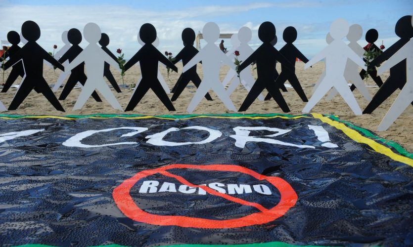Rio de Janeiro - A Associação do Conselho Gestor de Esporte e Lazer do Estado do Rio de Janeiro(Ascagel) promove o ato "A alma não tem cor - Não ao Racismo", na praia de Copacabanal(Tania Rego/Agência Brasil)