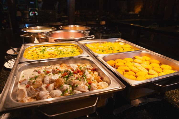 Planejamento da produção e reaproveitamento de ingredientes estão entre as estratégias utilizadas por restaurantes para reduzir o desperdício de alimentos. | Foto: Wolf Wagner / Agência de Notícias da Abrasel