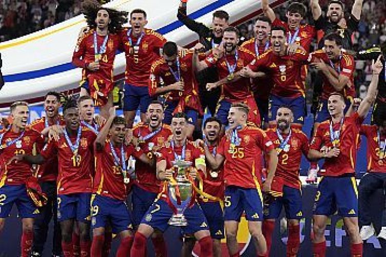 DEU - EUROCOPA/ESPANHA X INGLATERRA/FINAL - ESPORTES - Álvaro Morata, capitão da Espanha, ergue a taça da Eurocopa 2024 ao lado dos companheiros após a vitória por 2 a 1   diante da Inglaterra na final, realizada no Estádio Olímpico de Berlim, na Alemanha, neste domingo, 14 de julho de   2024.    14/07/2024 - Foto: FRANK AUGSTEIN/ASSOCIATED PRESS/ESTADÃO CONTEÚDO