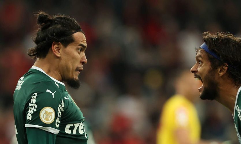 O jogador Gustavo Gómez, da SE Palmeiras, comemora seu gol contra a equipe do C Athletico Paranaense, durante partida válida pela trigésima quarta rodada, do Campeonato Brasileiro, Série A, na Arena da Baixada. (Foto: Cesar Greco)