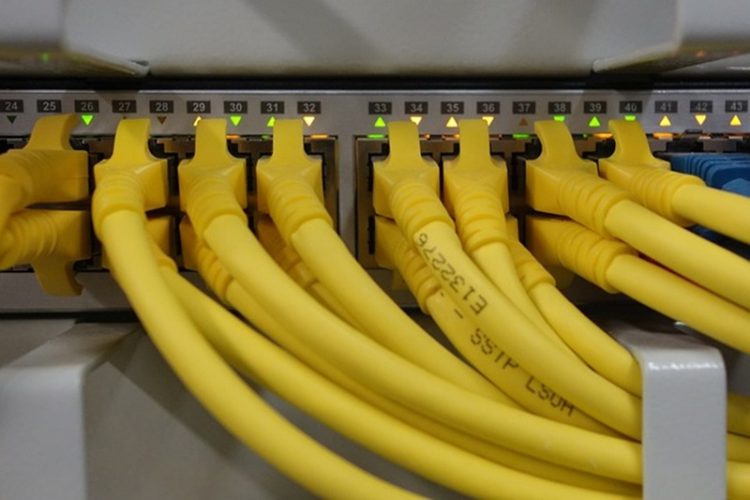 Qual a diferença entre cabo Ethernet e cabo de rede