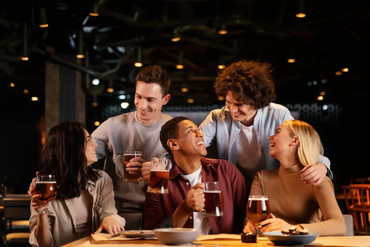 amigos-felizes-sentados-em-um-bar_23-2148872463