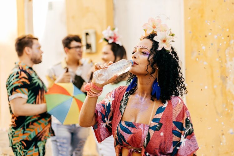 Brazilian,Carnival.,Woman,Drinking,Water,During,Carnival,Block,On,The