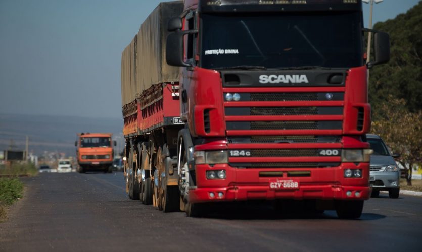 BRASÍLIA, DF, BRASIL,  01-07-2014, 11h30: Caminh'oes trafegam pela BR-040.  (Foto: Marcelo Camargo/Agência Brasil)