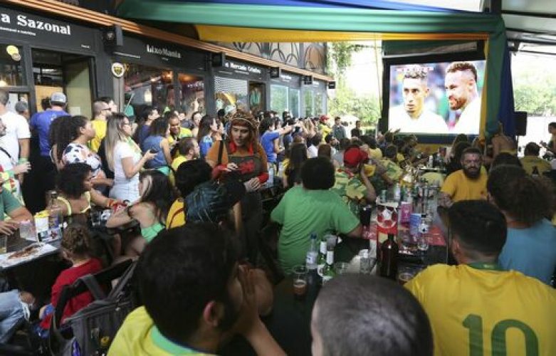 Telão para transmissão dos jogos da Copa do Mundo 2022 no na 506 Sul, em Brasília