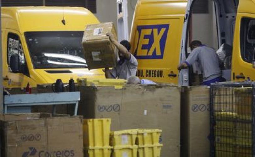 Movimento no Centro de Tratamento de Encomendas dos Correios, em Benfica