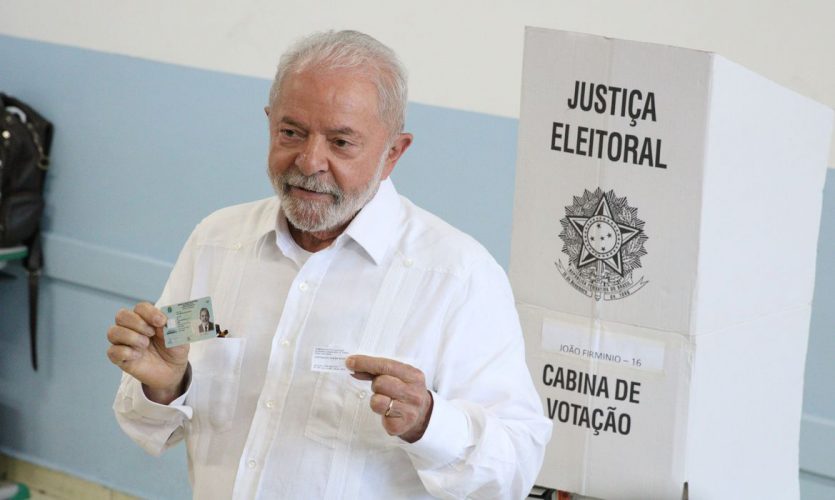 O candidato a presidência, Luiz Inácio Lula da Silva, vota na escola Escola Estadual Doutor João Firmino Corrêa de Araújo, em São Bernardo do Campo.