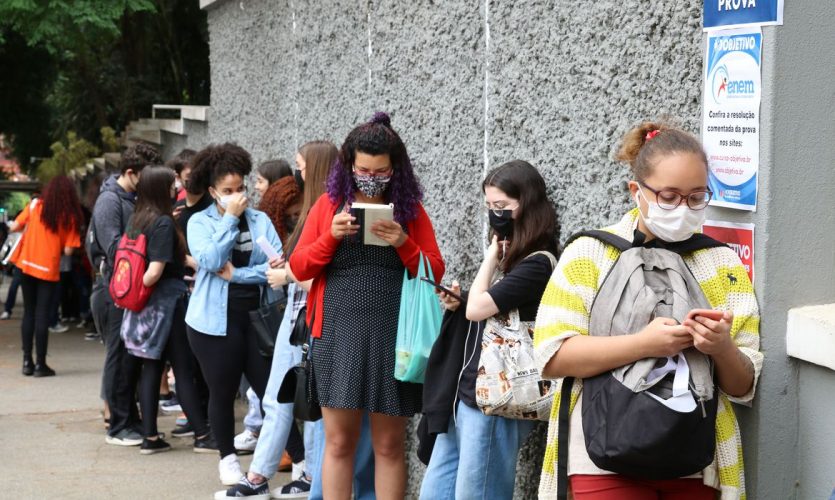 São Paulo - Estudantes esperam a abertura dos portões no primeiro dia de provas do Exame Nacional do Ensino Médio - Enem, na Universidade Presbiteriana Mackenzie.