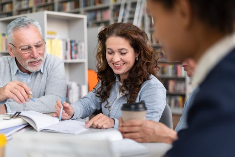 fechar-pessoas-estudando-na-biblioteca_23-2149204747