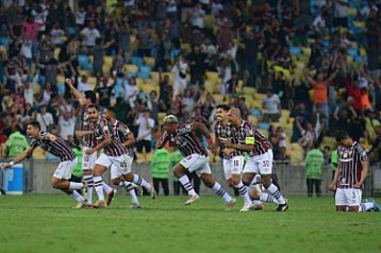 RJ - LIBERTADORES/FLUMINENSE X GRÊMIO - ESPORTES -   Jogadores do Fluminense comemoram a classificação às quartas de final da Copa Libertadores após a vitória, nos   pênaltis, diante do Grêmio na oitavas, no Estádio do Maracanã, no Rio de Janeiro, na noite desta terça-feira, 20 de   agosto de 2024. Após vencer por 2 a 1 no tempo regulamentar (empate por 3 a 3 no agregado), o Fluminense fez 4 a 2   na disputa por pênaltis e avançou de fase.  "   20/08/2024 - Foto: PETER ILICCIEV/ENQUADRAR/ESTADÃO CONTEÚDO