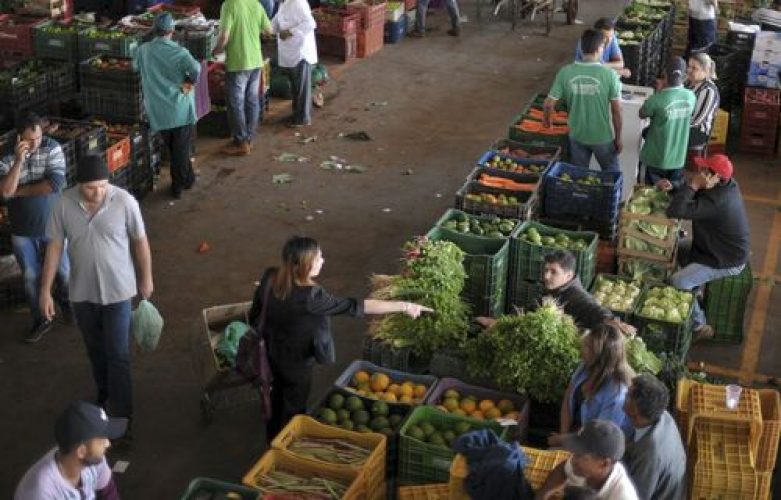 No Ceasa-DF, movimentação de descarga de hortifruti.