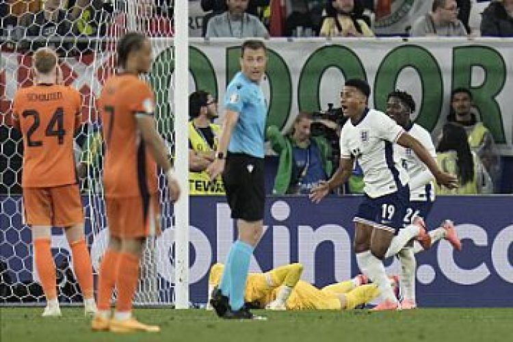 DEU - EUROCOPA/HOLANDA X INGLATERRA - ESPORTES - Ollie Watkins (19), da Inglaterra, comemora após marcar gol nos acréscimos na partida entre Holanda e Inglaterra   válida pelas semifinais da Eurocopa 2024, na Signal Iduna Park, em Dortmund, na Alemanha, nesta quarta-feira, 10 de   julho de 2024. A seleção inglesa venceu por 2 a 1 e avançou à final.    10/07/2024 - Foto: THANASSIS STAVRAKIS/ASSOCIATED PRESS/ESTADÃO CONTEÚDO