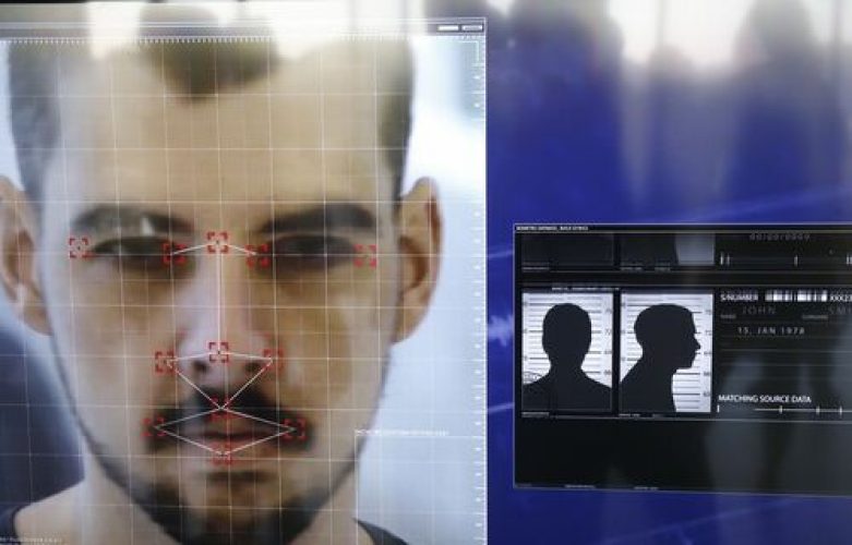Demonstração de software que o Disque Denúncia passa a utilizar em parceria com The Staff of Security, em que compartilha seu banco de dados de foragidos da justiça com câmeras de segurança que utilizam sistema de reconhecimento facial.