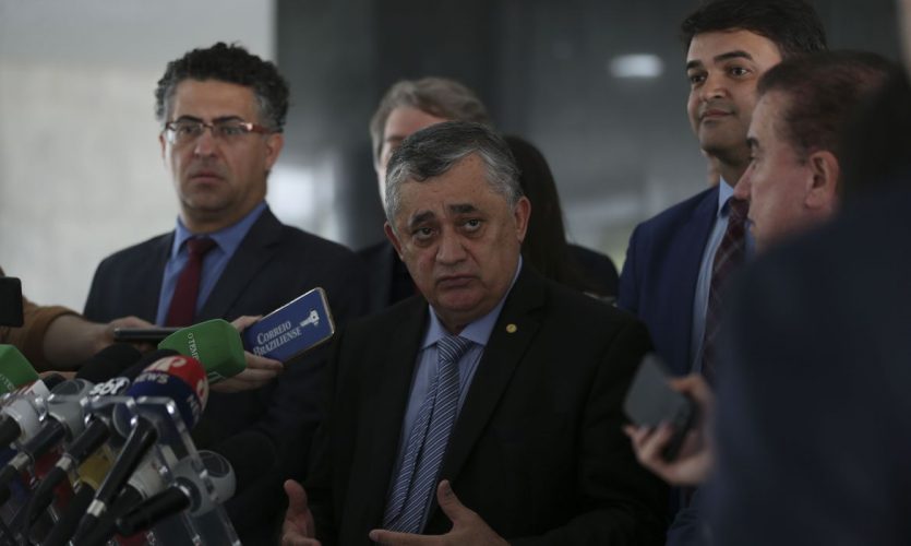o lider do pt na camara jose guimaraes fala com