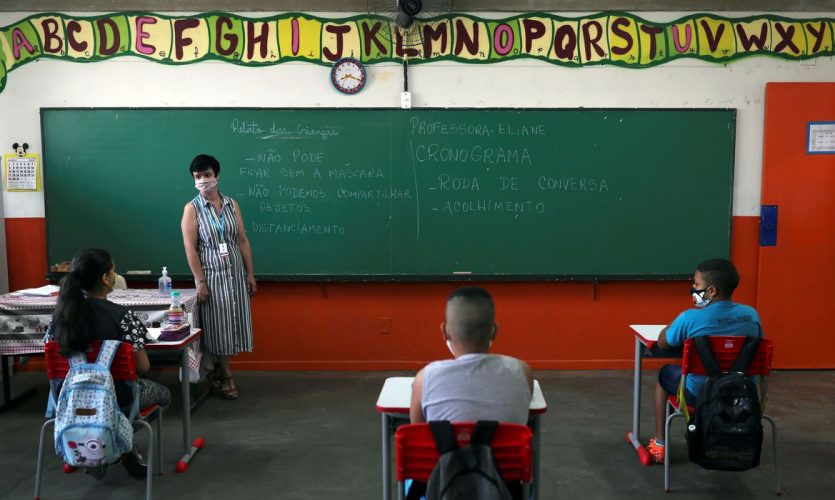 Professora Eliane Conconi conversa com alunos em sala de aula da escola Thomaz Rodrigues Alckmin, no primeiro dia de retorno das escolas do estado de São Paulo para atividades extracurriculares em meio ao surto de coronavírus (COVID-19) em São Paulo, Brasil 7 de outubro de 2020 . REUTERS / Amanda Perobelli