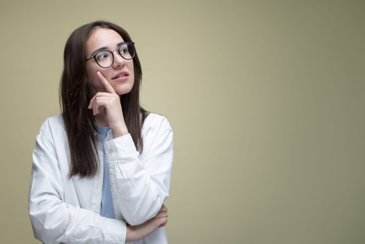 medio-tiro-mulher-oculos