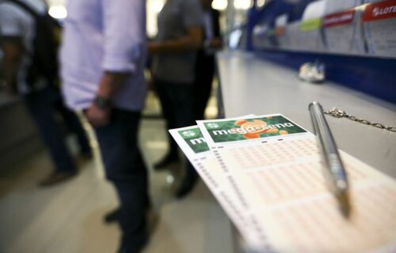 Apostadores fazem fila em casa lotérica. A Caixa Econômica Federal sorteia hoje (08) as seis dezenas do concurso 2.149 da Mega-Sena acumulada, que deve pagar um prêmio de R$ 170 milhões.