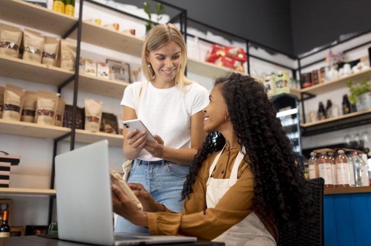 mulheres-sorridentes-de-tiro-medio-com-dispositivos