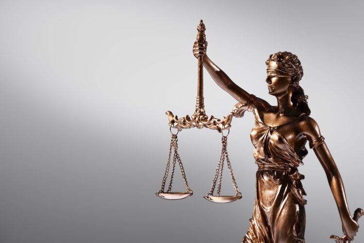 natureza-morta-com-balanca-da-justica