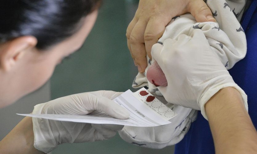 BIE -  Teste do pezinho no Hospital Regional de Taguatinga (HRT).

O teste do pezinho, exame feito a partir de sangue coletado do calcanhar do bebê, é uma das principais formas de diagnosticar seis doenças que, quanto mais cedo forem identificadas, melhores são as chances de tratamento. São elas fenilcetonúria, hipotireoidismo congênito, doença falciforme e outras hemoglobinopatias, fibrose cística, deficiência de biotinidase e hiperplasia adrenal congênita.
Para realizar o teste do pezinho, a família deve levar o recém-nascido a uma unidade básica de saúde entre o 3° e o 5° dia de vida. É fundamental ter atenção a esse prazo.

Foto: Edilson Rodrigues/Agência Senado